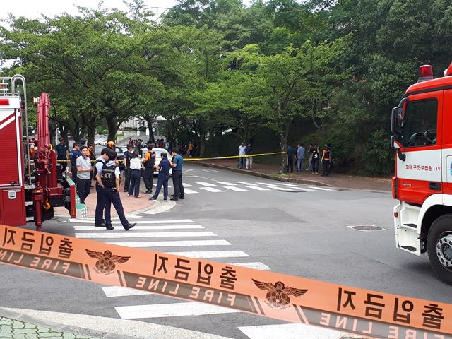 20일 오전 제주대학교 자연과학대학 1호관 실험실에서 성분을 알 수 없는 흰색가루가 있다는 신고에 따라 경찰과 해병대 9여단 등이 주변을 통제하고 조사하고 있다. 제주소방서 제공.