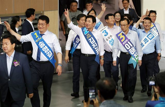 18일 서울 중구 장충체육관에서 열린 더불어민주당 서울특별시당 정기대의원대회 및 당대표ㆍ최고위원 후보 합동연설회에서 후보들이 행사장에 들어오며 손을 들어 당원들에게 인사하고 있다. 연합뉴스