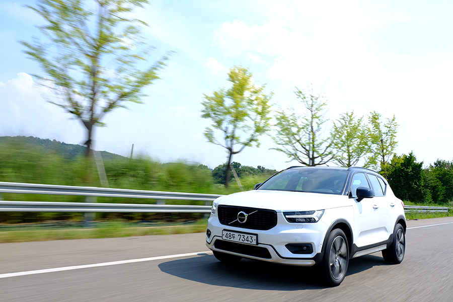 가솔린 SUV, 볼보 XC40 R-디자인과 함께 자유로 주행에 나섰다.