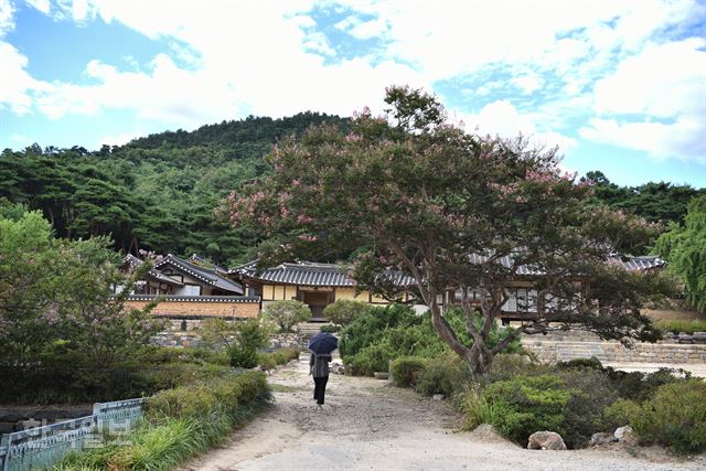 노성산 자락에 아늑하게 자리잡은 명재고택.