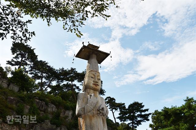 논산 관촉사 석조미륵보살입상. 일반적으로 은진미륵이라 부른다. 관촉사는 논산시 은진면 땅이었다가 지금은 관촉동에 속한다.