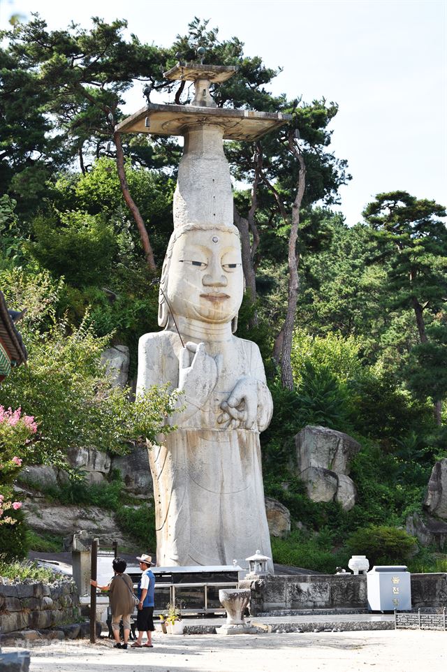 은진미륵은 신체 비례가 맞지 않아 보물에 머물렀다가 올해 4월 파격적 미를 인정받아 국보가 됐다.