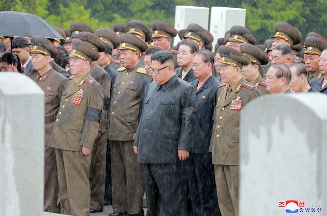 김정은 북한 국무위원장이 지난 20일 평양 신미리애국열사능에서 진행된 김영춘 전 인민무력부장의 영결식에 참석했다고 조선중앙통신이 21일 보도했다. 평양=조선중앙통신 연합뉴스