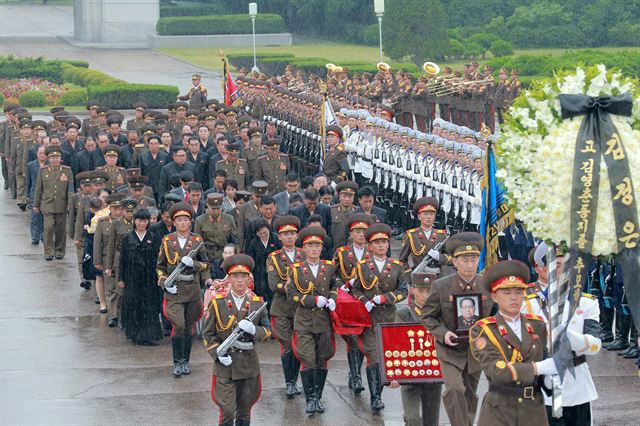 김정은 북한 국무위원장이 지난 20일 평양 신미리애국열사능에서 진행된 김영춘 전 인민무력부장의 영결식에 참석했다고 노동신문이 21일 보도했다. 연합뉴스