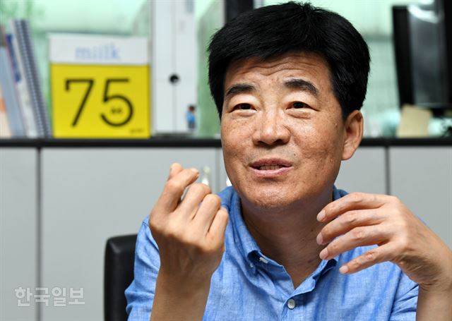 정우식 한국태양광산업협회 부회장이 20일 서울 강남구 협회 사무실에서 중국 태양광 기업의 급성장 배경을 설명하고 있다. 고영권 기자