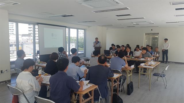 경기 용인시 주상복합 품질검수단이 지난 17일 성복동에 건립 중인 서희스타힐스 주방복합 현장을 방문해 시공사 관계자들과 간담회를 열고 있다. 용인시 제공