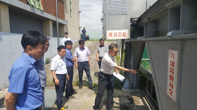 경북도 공무원들이 태풍 '솔릭' 북상에 대비해 상주 사벌면 덕담배수장을 찾아 시설물을 점검하고 있다. 경북도 제공