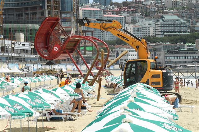 제19호 태풍 솔릭이 북상 중인 22일 오전 부산 해운대해수욕장에서 해운대구 관광시설관리사업소 관계자들이 중장비를 동원해 망루를 옮기고 있다. 전혜원 기자