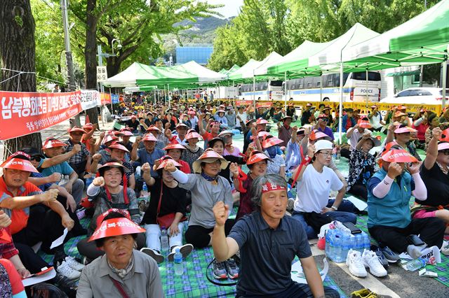 정선 중봉 알파인경기장 원상복원반대 투쟁위원회는 22일 오후 서울 종로구 청와대 인근에서 슬로프 복원에 반대하는 상경집회를 갖고 올림픽 유산을 존치해 관광레저 시설로 활용해 줄 것을 촉구했다. 투쟁위 제공