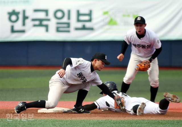 광주일고 1루주자 전광진이 22일 서울 목동구장에서 열린 제46회 봉황대기 전국고교야구대회 광주동성고와 경기에서 6회초 2루 도루를 시도, 세이프 되고 있다.광주동성 유격수 지강혁.경기는 9-8 광주 동성의 승리.고영권 기자 youngkoh@hankookilbo.com