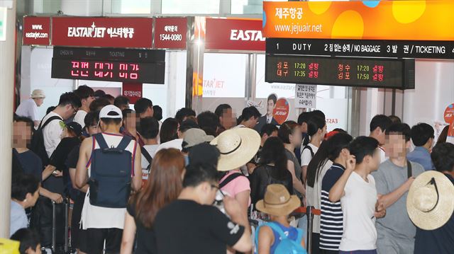 22일 태풍 솔릭의 직접적인 영향으로 제주를 오가는 항공편이 줄줄이 결항해 도민과 관광객들이 불편을 겪고 있다. 제주=연합뉴스