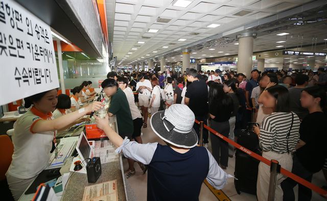 제19호 태풍 '솔릭'이 한반도를 향해 북상하고 있는 22일 오후 제주국제공항 출발층 항공사 카운터에는 탑승권을 구하려는 승객들로 붐비고 있다. 제주=연합뉴스