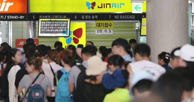 제19호 태풍 '솔릭'이 한반도를 향해 북상하고 있는 22일 오후 제주국제공항 출발층에는 탑승권을 구하려는 승객들로 붐비고 있다. 사진은 제주공항 진에어 발권 카운터에 대기 승객이 마감됐다는 내용의 안내문이 게시된 모습. 제주=연합뉴스