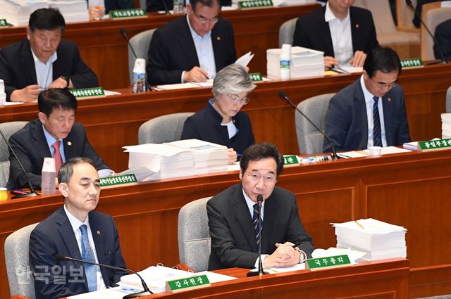 이낙연 국무총리가 22일 국회에서 열린 예산결산특별위원회에서 질의에 답하고 있다. 오대근기자 inliner@hankookilbo.com