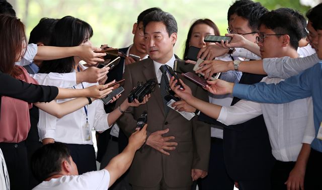 법관사찰과 재판개입 등 양승태 사법부 시절 여러 의혹에 연루된 이규진 서울고법 부장판사가 23일 오전 서울중앙지검에 피의자 신분으로 소환되고 있다. 연합뉴스