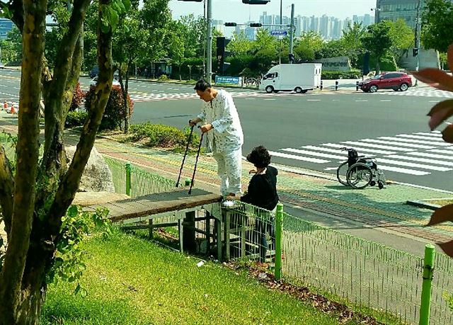 한 환자가 보호자와 함께 힘겹게 펜스를 넘고 있다. 주민 이모씨 제공