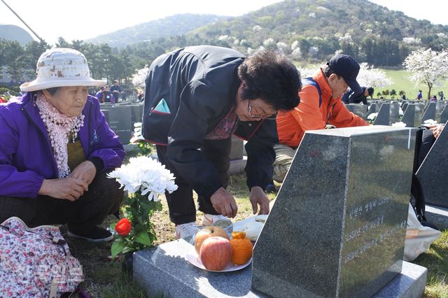 [저작권 한국일보]제주4ㆍ3사건 생존희생자와 희생자 배우자, 고령 유족에게 지원하는 생활보조비가 대폭 확대된다. 사진은 제주시 봉개동 4ㆍ3평화공원 행방불명인 묘역에서 제를 올리는 유족들. 김영헌 기자.