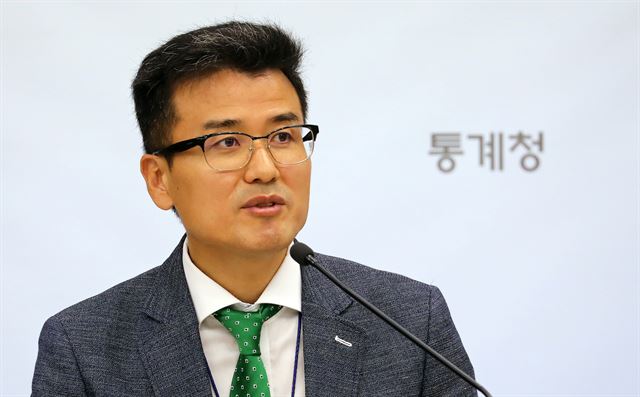 박상영 통계청 복지통계과장이 23일 정부세종청사 기획재정부 브리핑실에서 2018년도 2/4분기 가계동향조사 결과 브리핑을 하고 있다. 통계청은 2/4분기 가구당 월평균 소득은 453만1천원으로 전년동분기 대비 4.2% 증가했다고 밝혔다. 연합뉴스