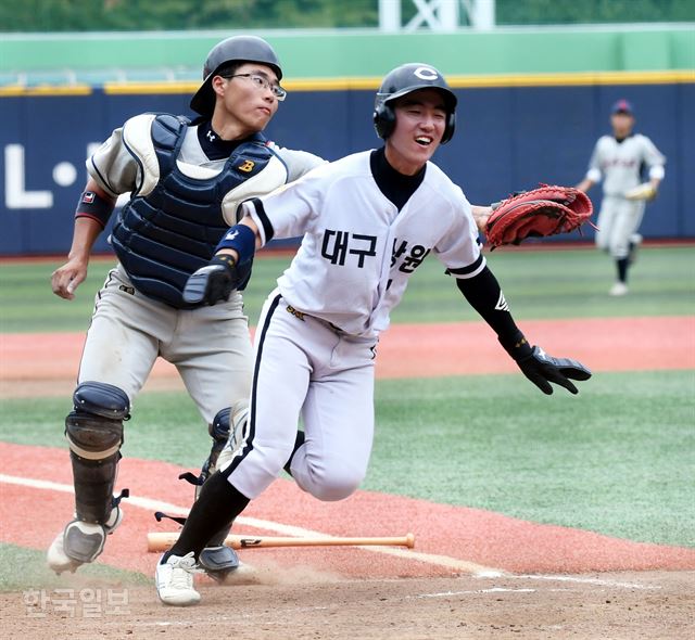 23일 서울 목동구장에서 열린 제46회 봉황대기 전국고교야구대회 상원고와 율곡고의 경기에서 7회초 상원고 김용학이 송경호의 안타 때 홈으로 들어오다 태그아웃되고 있다. 배우한 기자