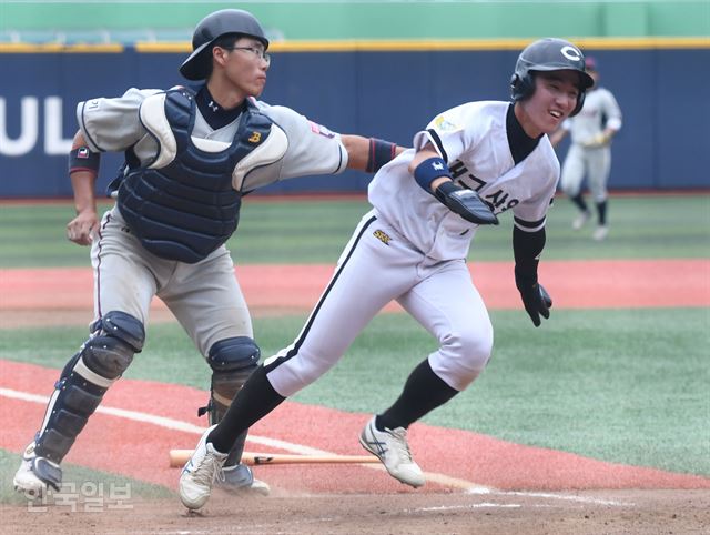 23일 서울 목동구장에서 열린 제46회 봉황대기 전국고교야구대회 상원고와 율곡고의 경기에서 7회초 상원고 김용학이 송경호의 안타 때 홈으로 들어오다 태그아웃되고 있다. 배우한 기자