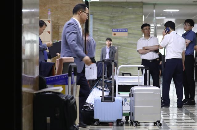 23일 오전 국회 본청 상임위원회 회의실 복도에서 정부 부처 관계자들이 태풍대비를 위해 상임위 출석 자료 등 짐을 싸서 국회를 떠날 준비를 하고 있다. 이날 국회에서는 태풍대비를 위해 일부 상임위 개회가 취소되거나 연기됐다. 연합뉴스