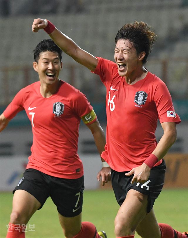 아시안게임 축구대표팀 공격수 황의조(오른쪽)가 23일 인도네시아 치카랑 위바와 묵티 스타디움에서 열린 자카르타-팔렘방 아시안게임 이란과 16강에서 선제골을 터뜨린 뒤 손흥민과 함께 기뻐하고 있다. 치카랑=서재훈 기자 spring@hankookilbo.com