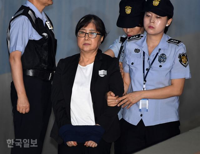 국정농단 사건으로 1심에서 징역 20년을 선고받은 '비선실세' 최순실씨가 24일 오전 서울 중앙지법에서 열린 항소심 선고공판에 출석하고 있다. 홍인기 기자