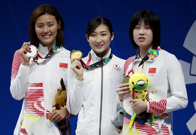 자카르타-팔렘방 아시안게임 여자 자유형 50m 영광의 주인공들. 왼쪽부터 은메달리스트 중국의 류샹, 금메달리스트 일본의 이케에 리카코, 동메달리스트 중국의 우칭펑. 이케에는 이번 대회 6관왕에 오르며 아시안게임 일본 선수 최다관왕 신기록을 세웠다. 자카르타=AP 연합뉴스