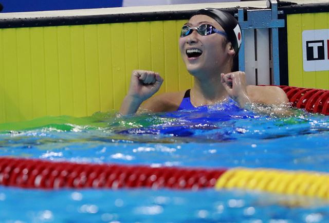 여자 자유형 50m에서 1위를 차지한 뒤 기뻐하는 이케에 리카코. 자카르타=AP 연합뉴스