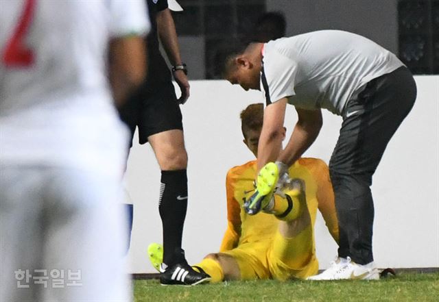 골키퍼 조현우가 지난 23일 이란과 자카르타-팔렘방 아시안게임 남자축구 16강 도중 부상으로 의료진의 치료를 받고 있다. 치카랑=서재훈 기자 spring@hankookilbo.com