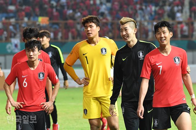 2-0으로 이란을 누른 뒤 후배들과 함께 기뻐하는 조현우(왼쪽 두 번째). 오른쪽 두 번째는 부상 당한 조현우 대신 들어간 골키퍼 송범근. 치카랑=서재훈 기자 spring@hankookilbo.com