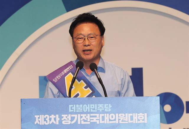 더불어민주당 박광온 최고위원 후보가 25일 오후 서울 올림픽 체조경기장에서 열린 전국대의원대회에서 정견발표를 하고 있다. 연합뉴스