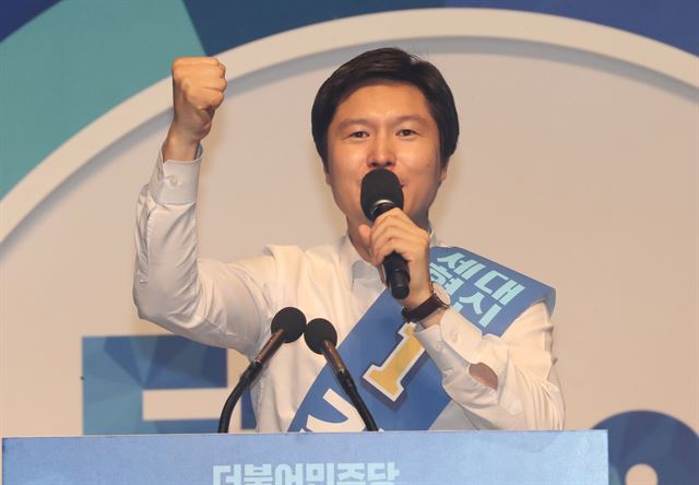 김해영 신임 더불어민주당 최고위원이 25일 오후 서울 올림픽 체조경기장에서 열린 전국대의원대회에서 정견발표를 하고 있다. 연합뉴스