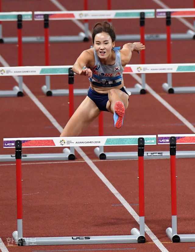 정혜림이 26일 인도네시아 자카르타 겔로라 붕 카르노(GBK) 주 경기장에서 열린 육상 여자 100m 허들 결선에서 힘차게 허들을 넘고 있다. 정혜림은 가장 먼저 결승선을 통과하며 2010년 광저우 대회 이후 8년 만에 한국 육상에 금메달을 안겼다. 자카르타=서재훈 기자 spring@hankookilbo.com