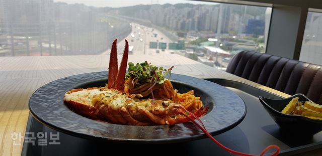 경기 시흥시 시흥하늘휴게소의 랍스타 반마리 토마토파스타. 김형준 기자