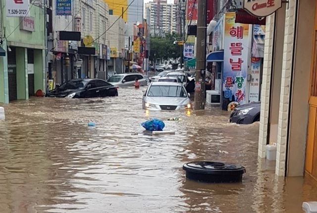 27일 오전 광주 남구 주월동 일대가 시간당 60㎜이상 쏟아진 국지성 호우로 물에 잠겨 있다. 광주 남부소방서 제공=연합뉴스