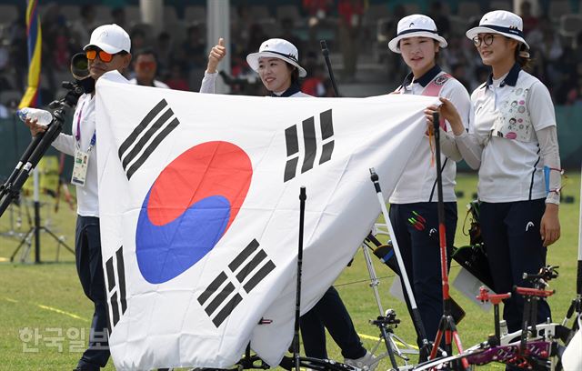 [저작권 한국일보]양궁 리커브 여자 단체 금메달27일 오전(현지시간) 인도네시아 자카르타 겔로라 붕 카르노(GBK) 양궁장에서 열린 2018 자카르타ㆍ팔렘방 아시안게임 양궁 리커브 여자 단체 결승 한국과 대만의 경기에서 한국 장혜진, 강채영, 이은경이 금메달을 확정한 뒤 환호하고 있다. 서재훈 기자