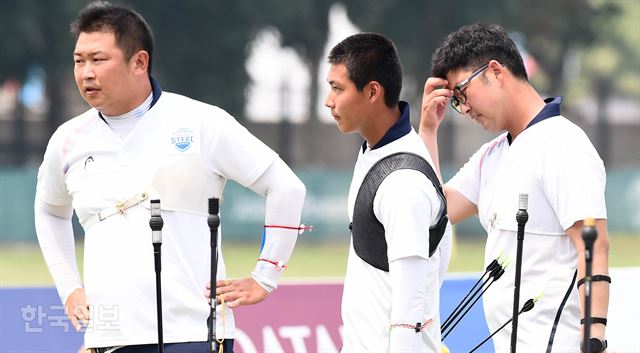 [저작권 한국일보]양궁 리커브 남자 단체 은메달27일 오전(현지시간) 인도네시아 자카르타 겔로라 붕 카르노(GBK) 양궁장에서 열린 2018 자카르타ㆍ팔렘방 아시안게임 양궁 리커브 남자 단체 결승 한국과 대만의 경기에서 패하며 은메달을 획득한 한국 오진혁, 김우진, 이우석이 아쉬워하고 있다. 자카르타=서재훈 기자 spring@hankookilbo.com /2018-08-27(한국일보)