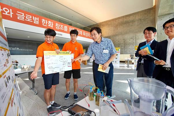 ‘한화사이언스챌린지 2018’ 본선에 진출한 학생이 준비한 내용을 발표한 후 심사위원과 질의응답을 하고 있다.