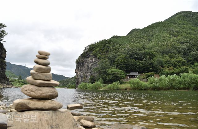 청량산 자락에 포근하게 안긴 도산면 고산정.