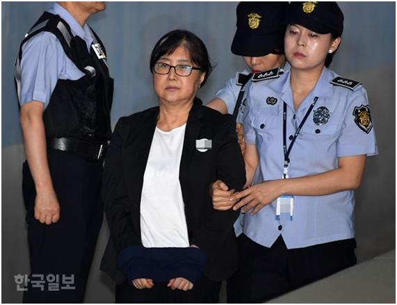 국정농단 사건으로 1심에서 징역 20년을 선고받은 '비선실세' 최순실씨가 24일 오전 서울 중앙지법에서 열린 항소심 선고공판에 출석하고 있다. 홍인기 기자