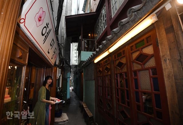 서울 중구 을지로에 커피한약방과 혜민당이 좁은 골목에서 마주 보고 있다. 색은 바랬지만 예스러운 문양이 남아 있는 목문의 문살은 커피한약방과 혜민당의 대표 강윤석씨가 중국 상하이에서 가져온 것이다. 홍인기기자 hongik@hankookilbo.com