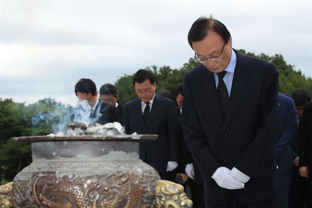 이해찬 더불어민주당 대표가 28일 서울 강북구 국립 4ㆍ19 민주묘지를 찾아 참배하고 있다. 연합뉴스