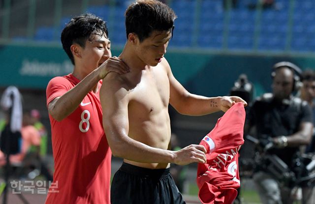 '2018 자카르타-팔렘방 아시안게임 남자 축구 8강전' 한국-우즈베키스탄 경기에서 연장 후반 종료 직전 황희찬이 페널티킥을 성공시킨 뒤 상의를 벗은 채 세리머니를 하고 있다.