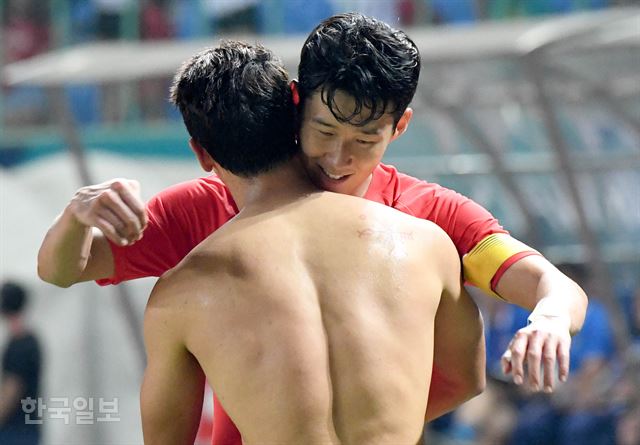 '2018 자카르타-팔렘방 아시안게임 남자 축구 8강전' 한국-우즈베키스탄 경기에서 연장 후반 종료 직전 황희찬이 페널티킥을 성공시키고 손흥민과 포옹을 하고 있다.