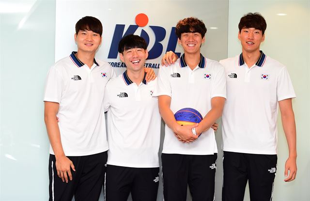 28일 KBL 센터를 찾은 3대3 농구 대표팀이 활짝 웃고 있다. 왼쪽부터 안영준, 김낙현, 양홍석, 박인태. KBL 제공