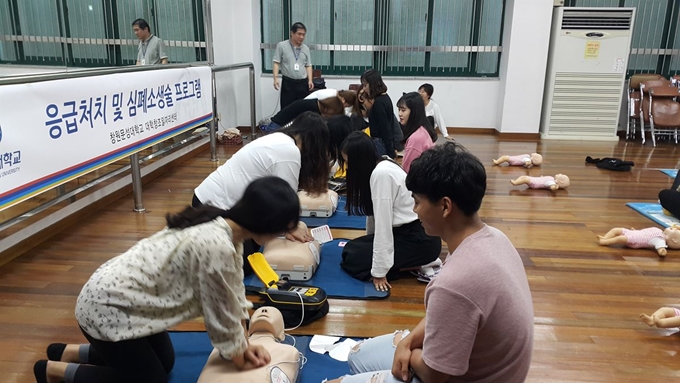 창원문성대는 입학부터 졸업까지 자체 개발한 5단계 취업프로그램을 통해 학생들에게 취업의 문을 활짝 열어주고 있다. 사진은 간호과학생들의 실습 장면. 창원문성대 제공