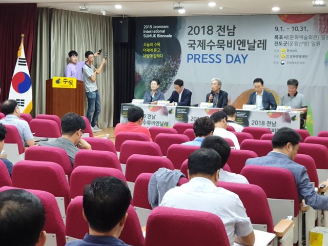 [한국일보 저작권] 2018 전남국제수묵비엔날레 프레스날인 29일 목포문학관에서 김상철 총감독이 기자들에게 설명을 하고 있다. 박경우 기자