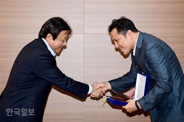 한국일보 창간부터 지금까지 2대째 한국일보 지국을 운영 중인 지국장들에 대한 감사패 전달식이 29일 오후 서울 중구 남대문로 한국일보사 본사에서 열려 이준희(왼쪽) 한국일보사 사장이 이동엽 서소문지국장에게 감사패를 전달하고 있다. 김주성 기자