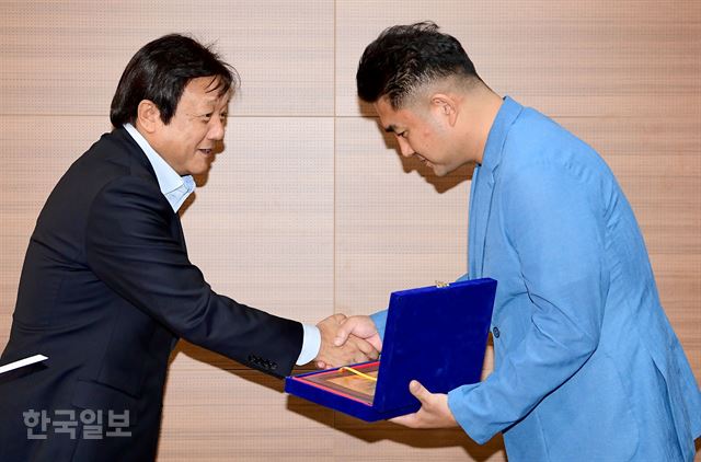 한국일보 창간부터 지금까지 2대째 한국일보 지국을 운영 중인 지국장들에 대한 감사패 전달식이 29일 오후 서울 중구 남대문로 한국일보사 본사에서 열려 이준희(왼쪽) 한국일보사 사장이 정두태 명동지국장에게 감사패를 전달하고 있다. 김주성 기자